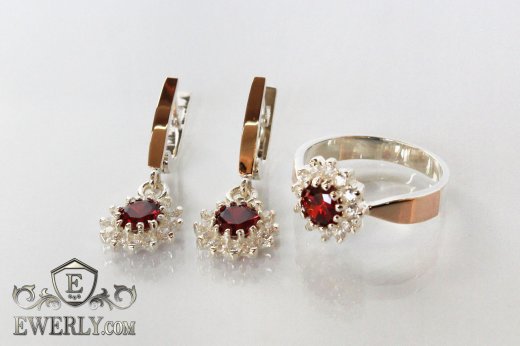 Купить комплект: кольцо и серёжки из серебра с красными камнями